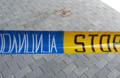 Një automjet përplasi një burrë dhe një grua në vendkalimin e paligjshëm për këmbësorë te Bit Pazar