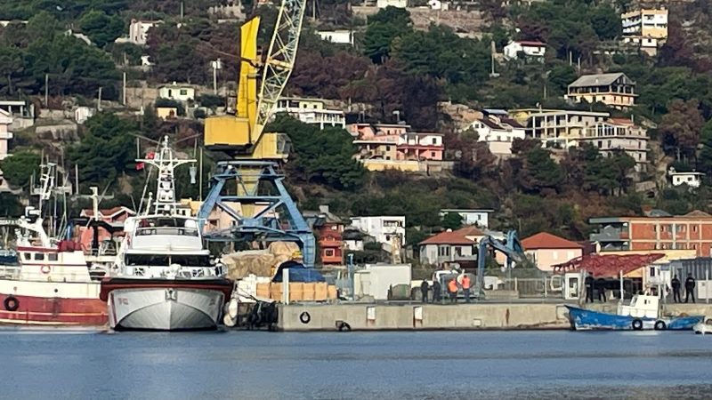 E rëndë në Shëngjin, katër të rinj i marrin dallgët e forta! Dyshohet për viktima