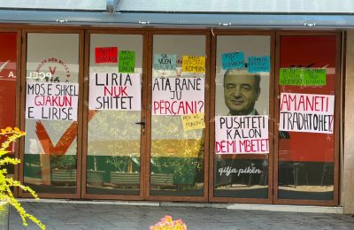 “Mos e prek gjakun e lirisë”: Pankarta te shtabi i VV-së në Shkup