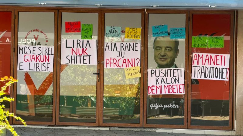 “Mos e prek gjakun e lirisë”: Pankarta te shtabi i VV-së në Shkup