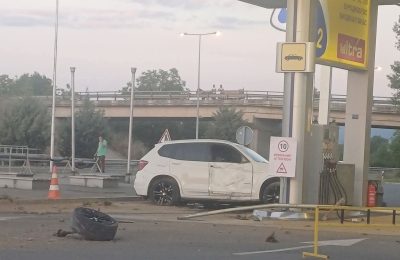 Automjeti humb kontrollin në autostradë, përfundon në një pompë karburanti në Shkup