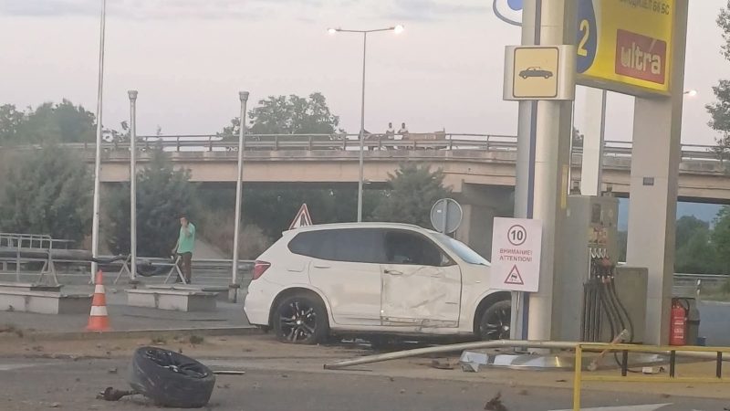 Automjeti humb kontrollin në autostradë, përfundon në një pompë karburanti në Shkup