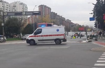 Makina përplas 78-vjeçaren në Shkup, gruaja pëson lëndime të rënda