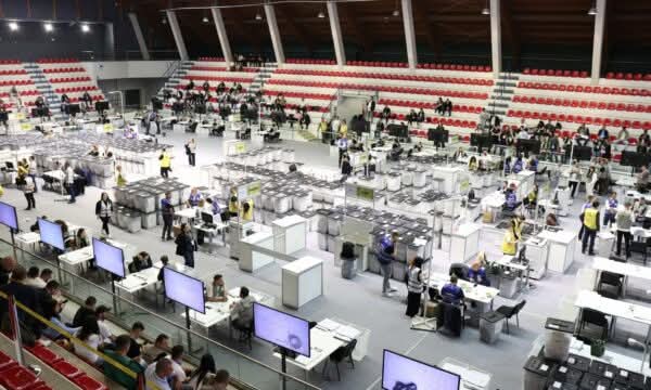 Numërohen 99.40% të votave në Kosovë, kanë mbetur edhe 15 kuti për t’u numëruar – ja rezultati
