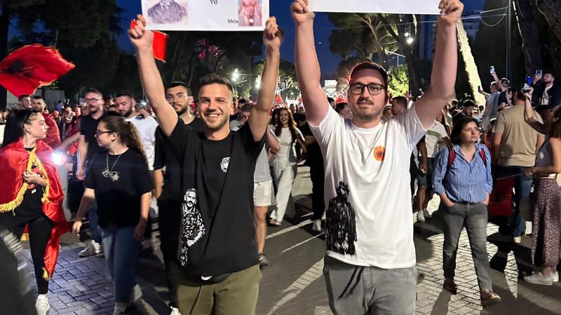 Dy të rinj nga Tetova i bashkohen protestës në Shqipëri: “Na ka thirrur atdheu