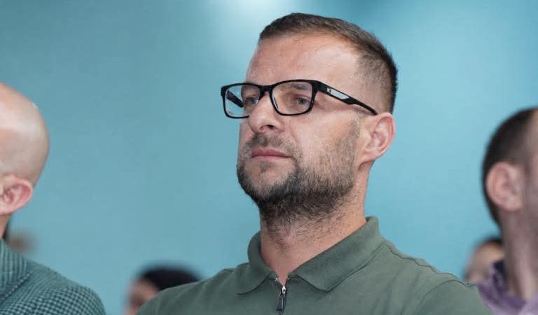 Punë edhe në fundjavë, Daut Memishi nis asfaltimin e rrugës në Dobrosht (VIDEO)