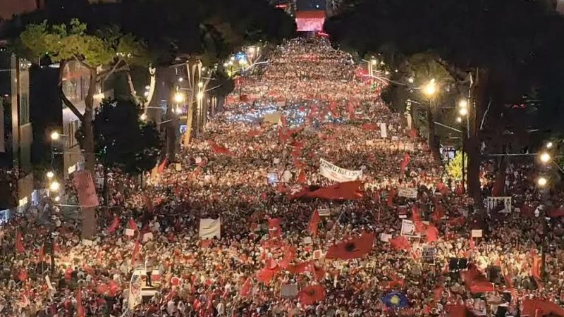 Dita e 21-të e protestës, qytetarët dhe shqiptarët nga diaspora mblidhen para Kryeministrisë