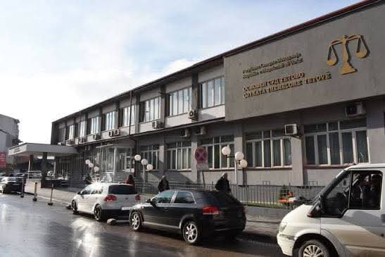 Tetovari për 100 euro bëri skandal në shtëpi dhe kërcënoi me thikë nënën dhe bashkëshorten – Prokuroria kërkon paraburgim