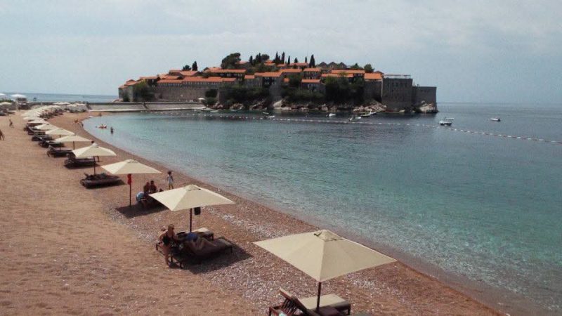 Çmime shokuese në plazhin më luksoz të Adriatikut: Hyrja 100 euro për person, ndërsa çmimi për dy shezllone dhe një çadër është i pabesueshëm