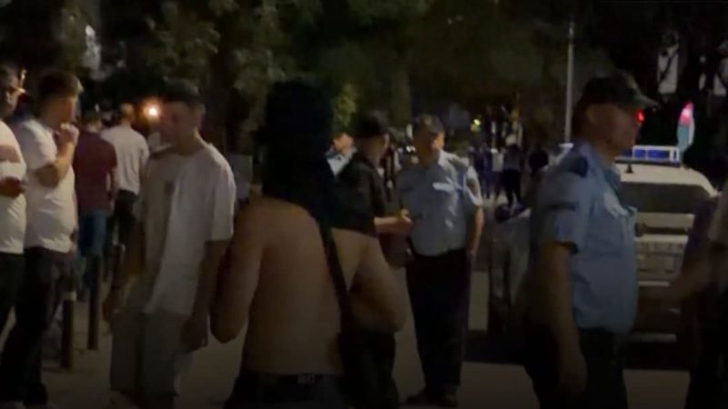 Pëleshje mes te miturve ne Tetovë, i dëmtojnë edhe veturën 43 vjeçarit, ja detajet
