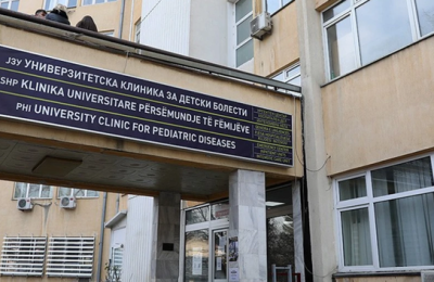 Helmohet me barna një 5-vjeçar nga Gostivari, dërgohet në Klinikën e Fëmijëve në Shkup