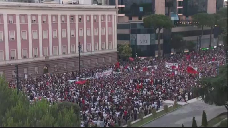 Protesta e madhe në Tiranë, “Reuters” transmeton live: “Rama burg, Berisha burg”