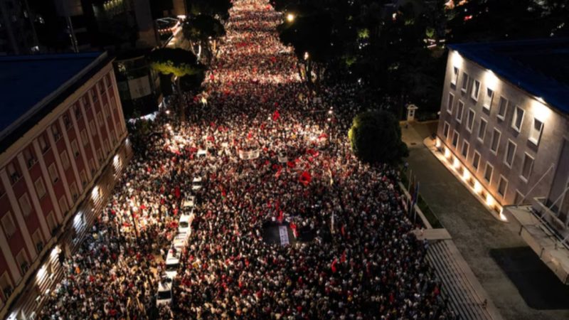 Reuters: Mijëra shqiptarë në rrugë, protesta më e madhe deri tani në Tiranë
