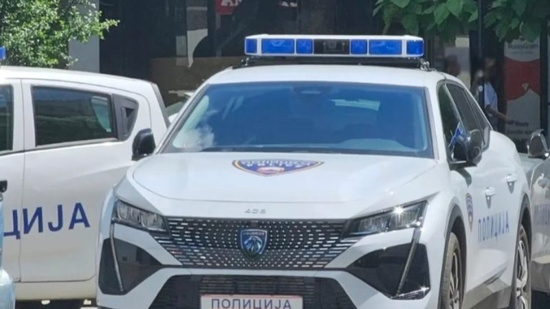 E rëndë në Shkup: Foshnja 8-muajshe lihet në një ulëse parku