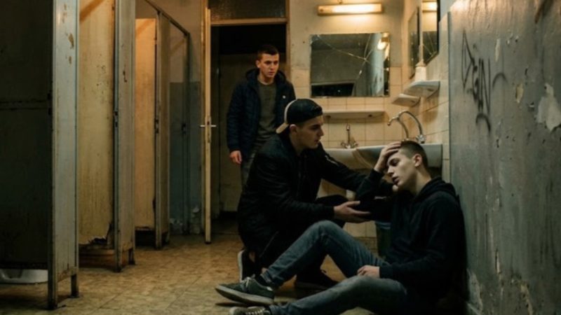 E rrahin brutalisht në tualetin e lokalit në Gostivar: 17-vjeçari goditet me send të fortë dhe bie pa ndjenja