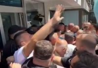 “Uji i pijshëm”, tensione para komunës së Gostivarit nga banorët e Debreshit, tentohet hyrja me forcë brenda objektit (VIDEO)