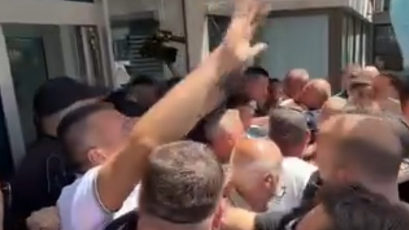 “Uji i pijshëm”, tensione para komunës së Gostivarit nga banorët e Debreshit, tentohet hyrja me forcë brenda objektit (VIDEO)