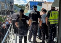 Protestuesit demolojnë komunën e Gostivarit, i thyejnë xhamat me grushta