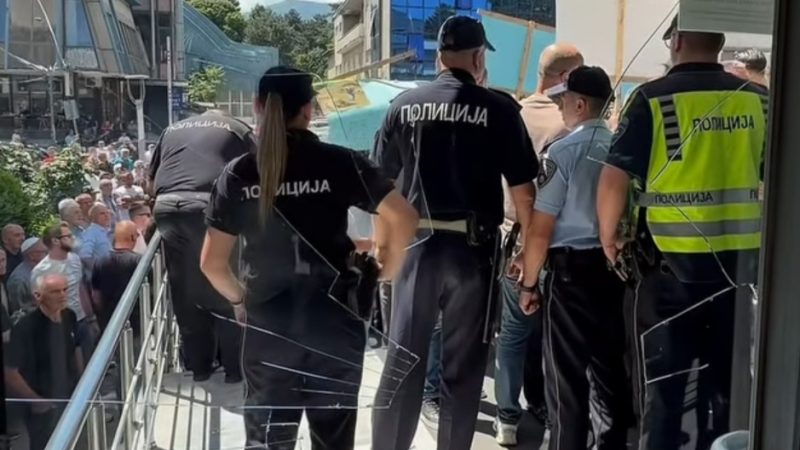 Protestuesit demolojnë komunën e Gostivarit, i thyejnë xhamat me grushta