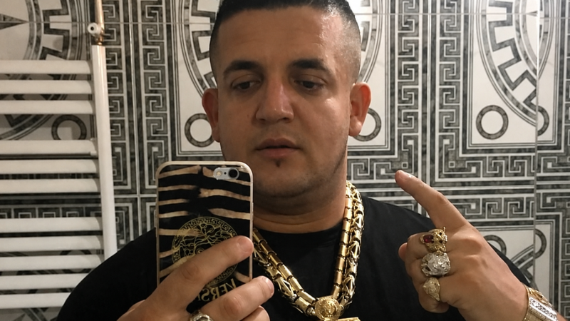 Shenki Versace lirohet nga paraburgimi, gjykata i cakton masa kujdesi