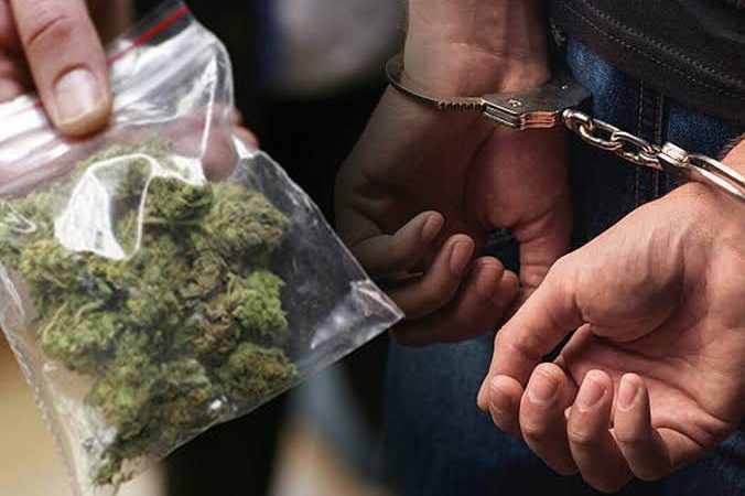 Arrestohen tre të rinj nga Pallçishti në Tetovë, iu gjet marijuanë dhe grirëse
