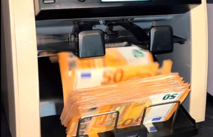 Miliona euro në duart e këmbimoreve: Një këmbimore nga Maqedoni dominoi tregun, ja sa miliona euro ka fituar