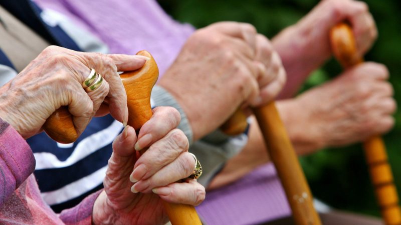 Raporti i revizionit: Të ardhurat nuk mjaftojnë për pagesën e pensioneve, a do të ngelin pensionistët pa pensione në Maqedoni?
