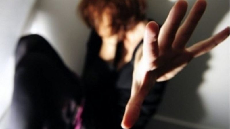 Tronditet Maqedonia, një nënë e dehur sulmon fizikisht vajzën e saj të mitur