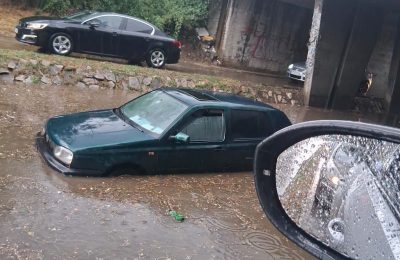 Moti i keq në Shkup, vetura “fundoset” nën ujë, reshjet e dendura vështirësojnë trafikun