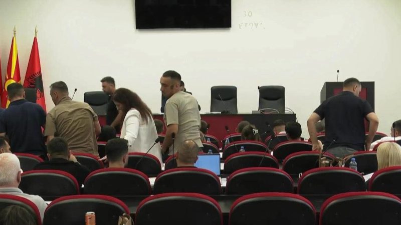 Edhe BDI nuk di se çfarë bën, vet e propozojnë pikën për emrat e rrugëve në Tetovë, vet e lëshojnë seancën