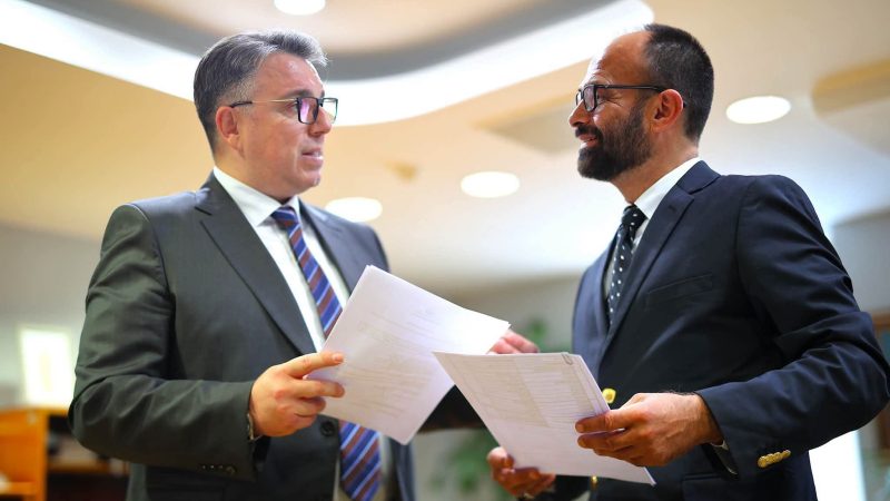 Jeton Shasivari mori detyrën e ministrit të Drejtësisë