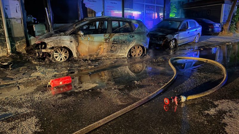 Dy vetura përfshihen nga flakët në Shkup, intervenojnë zjarrfikësit