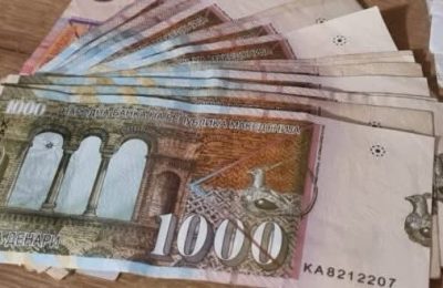 Paga mesatare po i afrohet 50 mijë denarëve: Rriten të ardhurat, por a po rritet edhe standardi i jetesës?