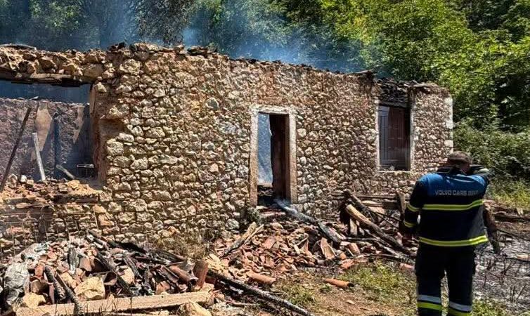 Tragjedi në Shkodër, digjet shtëpia – humb jetën nëna me dy fëmijët e mitur, ja mosha e tyre