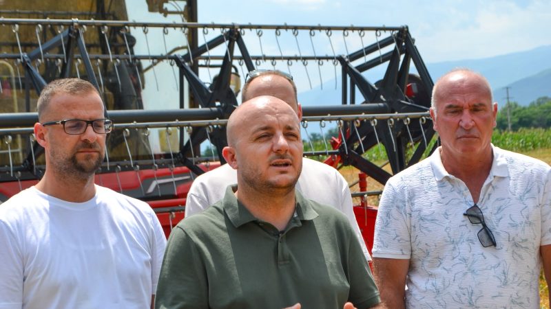 Memishi dhe Hoxha marrin pjesë në korrjen e grurit në fushat e Tearcës