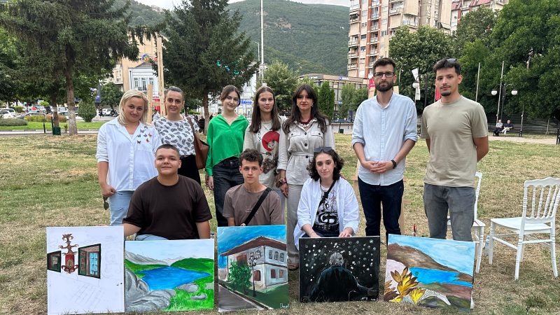 Artistët e Vegjël të Tetovës Shndërrojnë Parkun e Qendrës për Kulturë në një Galeri të Hapur Arti