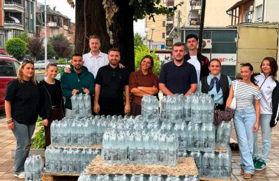 Forumi Rinor i VLEN-it shpërndan ujë të pijshëm për qytetarët e Gostivarit