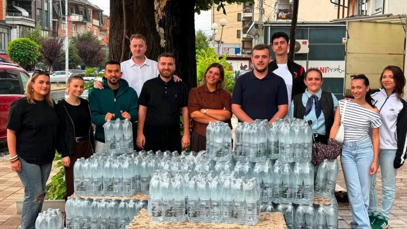 Forumi Rinor i VLEN-it shpërndan ujë të pijshëm për qytetarët e Gostivarit
