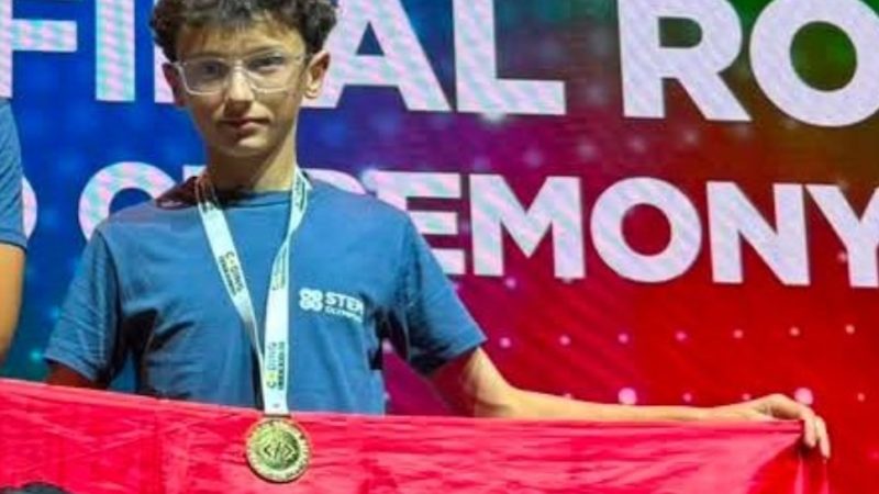 Diamanti i Sllatinës: Jon Abdullahi kurorëzohet me tre medalje në Olimpiadën Botërore të STEM-it