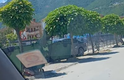 Aksident me “BMW” në Tetovë, shoferi merr përpara kontenjerët e mbeturinave