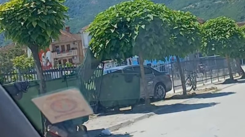 Aksident me “BMW” në Tetovë, shoferi merr përpara kontenjerët e mbeturinave