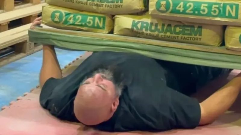 Mbajti mbi 2000 kg në trup, Bujar Muli nga Kosova hyn në librin “Guinness”
