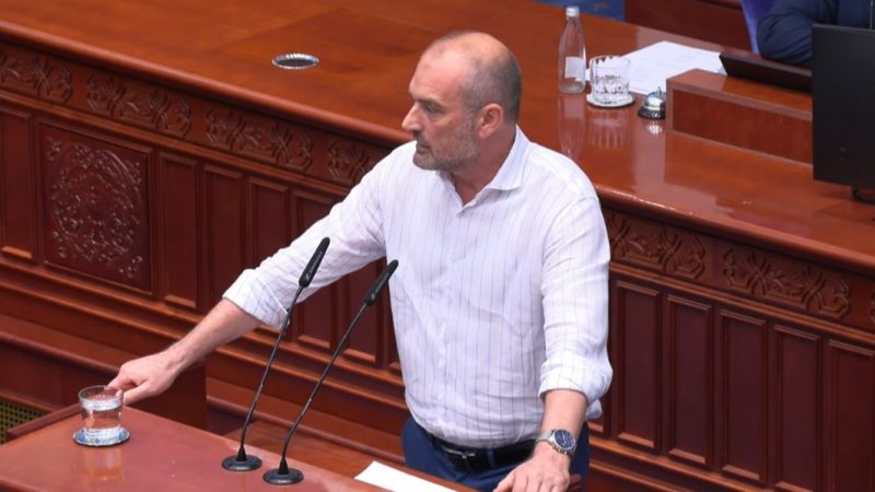 Halil Snopçe nga foltorja e Kuvendit uron matematicientin Damjan Davkov (VIDEO)