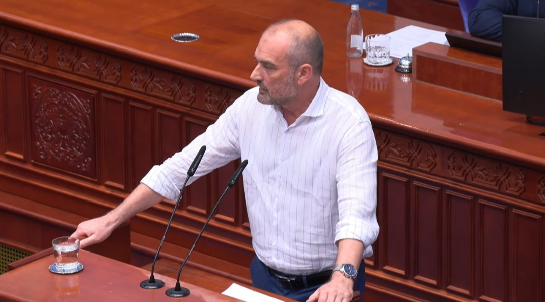 Halil Snopçe nga foltorja e Kuvendit uron matematicientin Damjan Davkov  VIDEO 