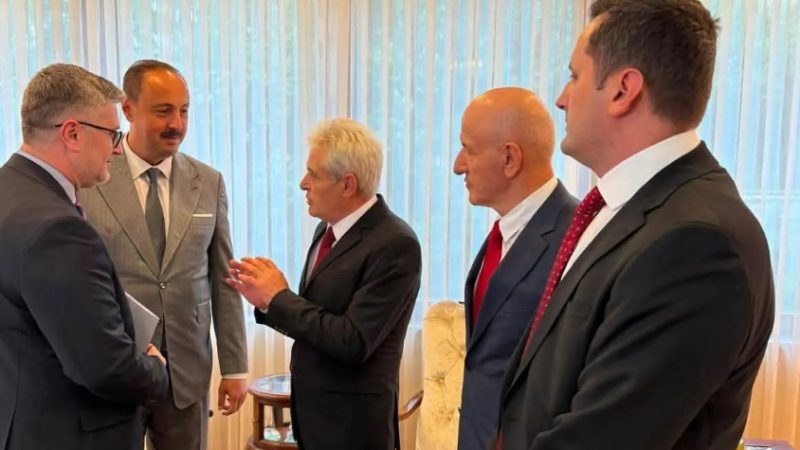 Ali Ahmeti mori pjesë në ceremoninë përkujtimore të 15 Korrikut në Ambasadën e Turqisë në Shkup
