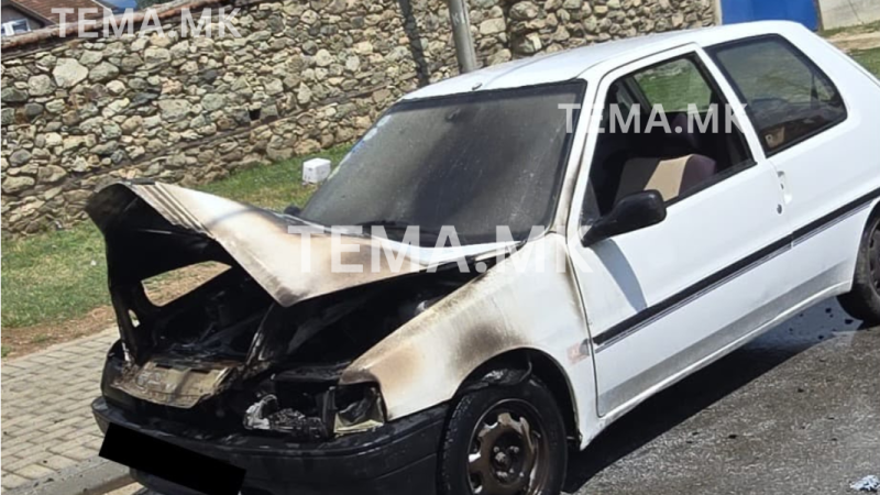 Digjet një veturë në Dobrosht, ndërhyrja e shpejtë e zjarrfikësve shmangu përhapjen e zjarrit