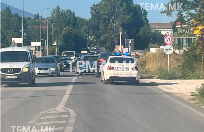 Aksident trafiku në Neproshten, aksidentohet një veturë me targa gjermane – kolona bëhet me kilometra