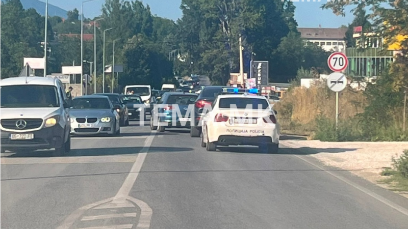 Aksident trafiku në Neproshten, aksidentohet një veturë me targa gjermane – kolona bëhet me kilometra
