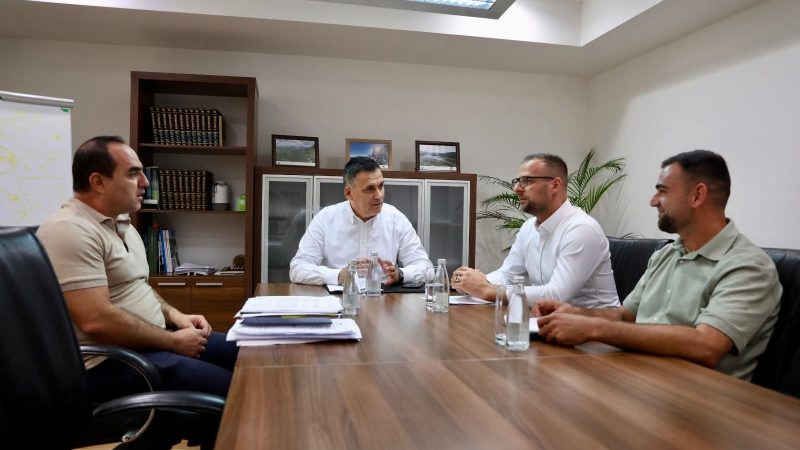 Daut Memishi takon ministrin Muhamet Hoxha, diskutojnë për projektet dhe investimet në Tearcë
