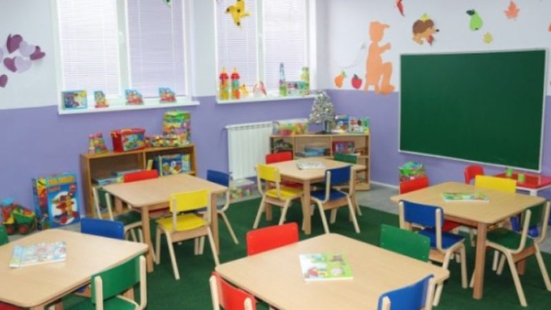 Edukatorja i shkel gishtin fëmijës në çerdhe, prindi e kërcënon – ja në cilin qytet të Maqedonisë ka ndodhur rasti